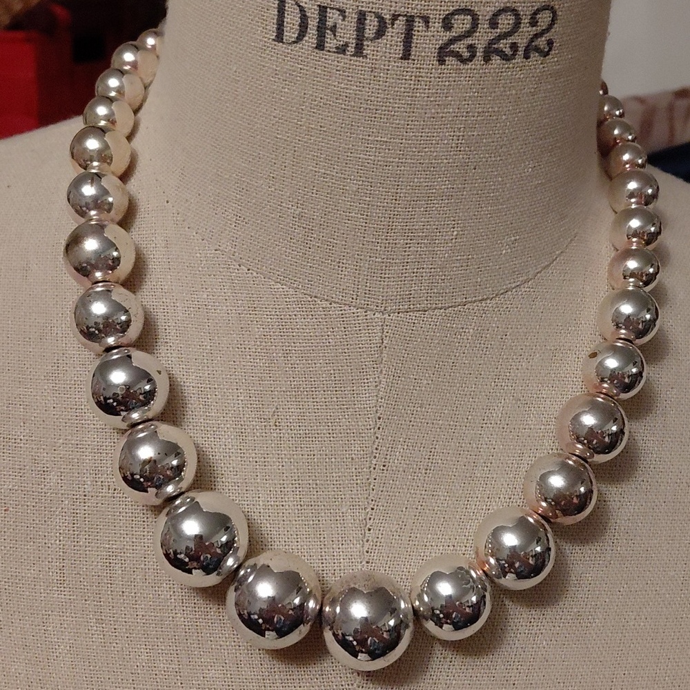EUC Silver Bead Necklace, Graduated Beads, Costume Jewelry, Baubles